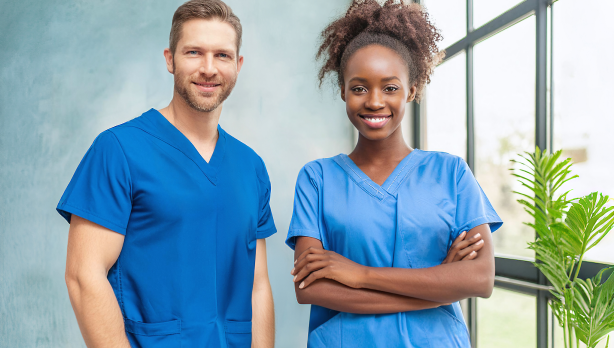 Zeigt einen männlichen und eine weibliche Pflegekraft oder Krankenpflegerin.