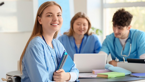 Zeigt eine Gruppe von junge Pflegekräften in einer Schulungssituation.