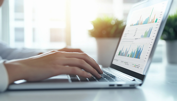 Zeigt eine Hand die auf einem Notebook tippt.